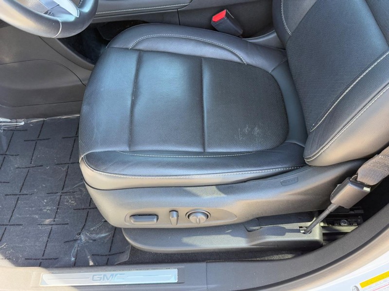 GMC Acadia Vehicle Full-screen Gallery Image 15