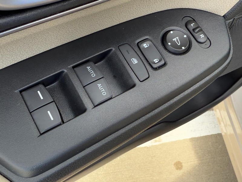 Honda CR-V Vehicle Full-screen Gallery Image 14