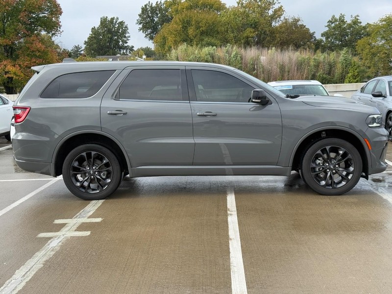 Dodge Durango Vehicle Full-screen Gallery Image 02