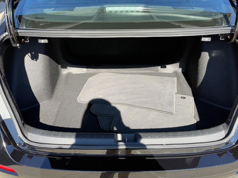 Honda Civic Sedan Hybrid Vehicle Full-screen Gallery Image 04