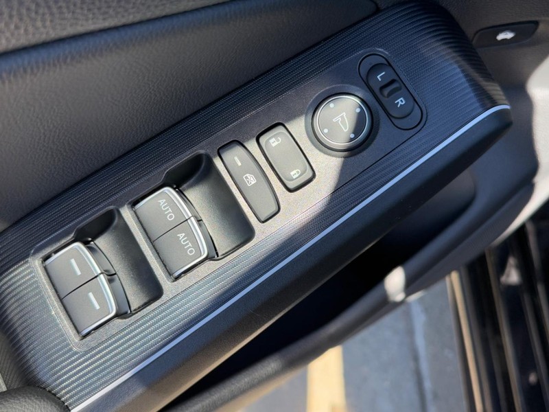 Honda Civic Sedan Hybrid Vehicle Full-screen Gallery Image 14