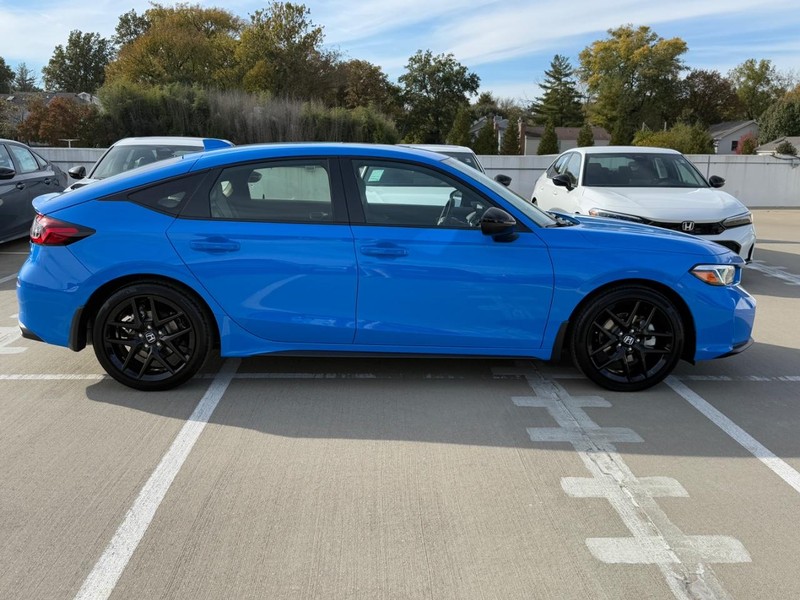 Honda Civic Hatchback Hybrid Vehicle Full-screen Gallery Image 02