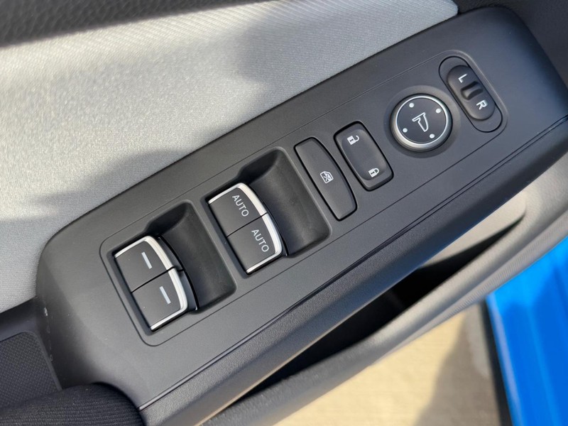 Honda Civic Hatchback Hybrid Vehicle Full-screen Gallery Image 15