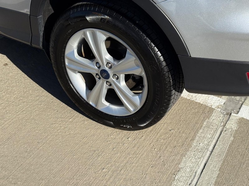 Ford Escape Vehicle Full-screen Gallery Image 07