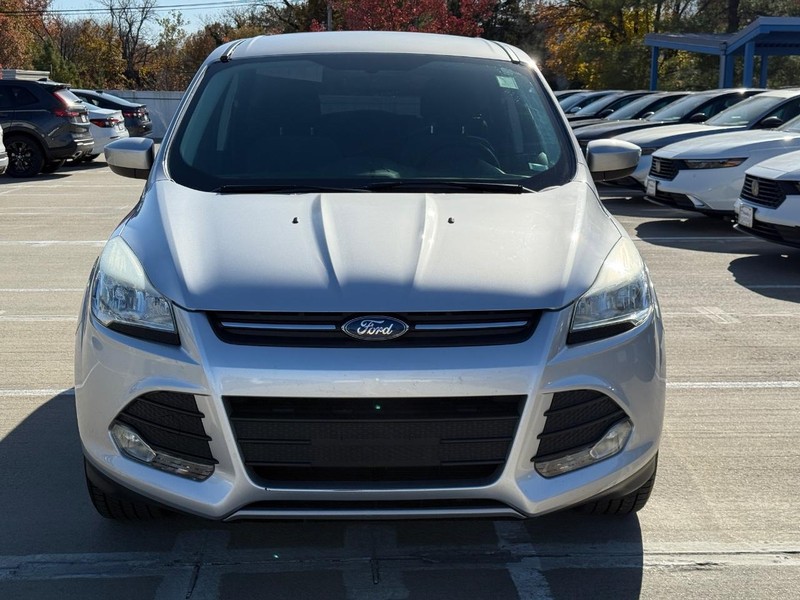 Ford Escape Vehicle Full-screen Gallery Image 09