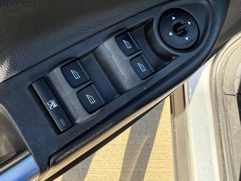 Ford Escape Vehicle Full-screen Gallery Image 14