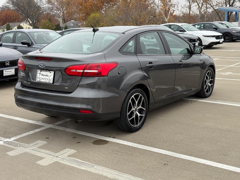 Ford Focus Vehicle Full-screen Gallery Image 03