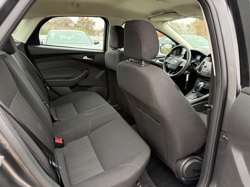 Ford Focus Vehicle Full-screen Gallery Image 11