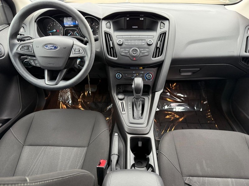 Ford Focus Vehicle Full-screen Gallery Image 12