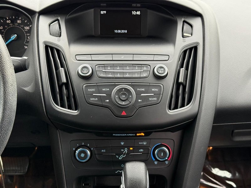 Ford Focus Vehicle Full-screen Gallery Image 14