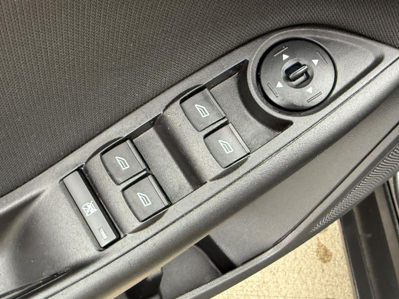 Ford Focus Vehicle Full-screen Gallery Image 15