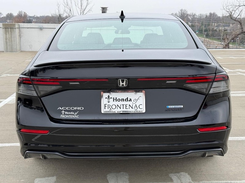 Honda Accord Hybrid Vehicle Full-screen Gallery Image 05