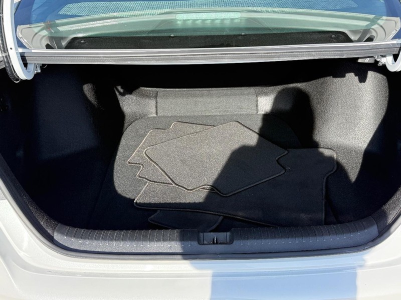 Honda Accord Sedan Vehicle Full-screen Gallery Image 04