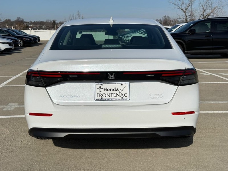 Honda Accord Sedan Vehicle Full-screen Gallery Image 05