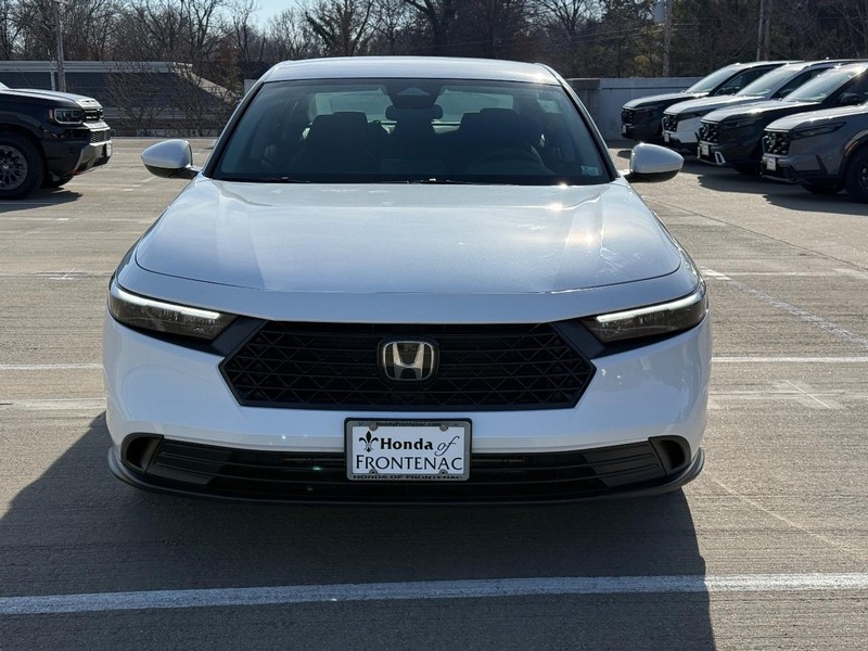 Honda Accord Sedan Vehicle Full-screen Gallery Image 09