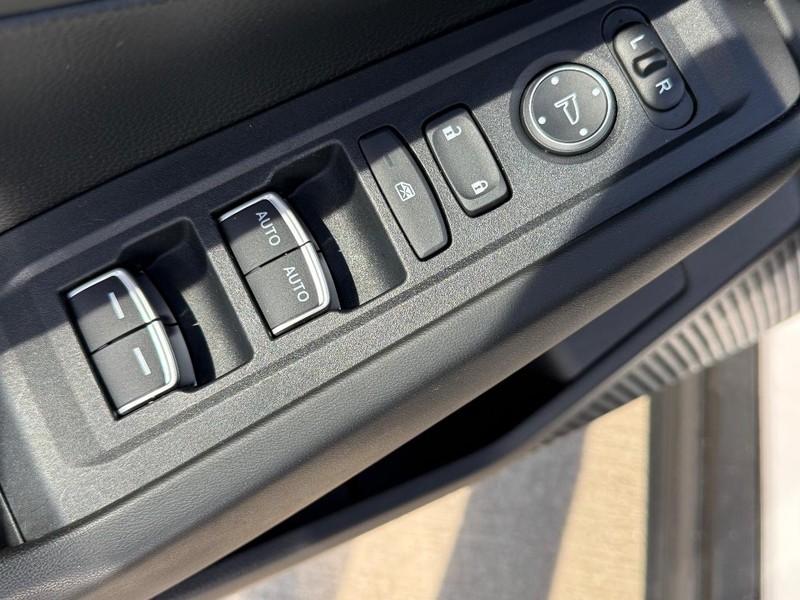 Honda Accord Sedan Vehicle Full-screen Gallery Image 14