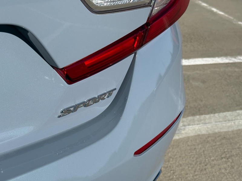 Honda Accord Sedan Vehicle Full-screen Gallery Image 05