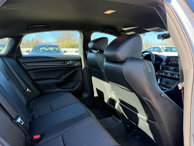 Honda Accord Sedan Vehicle Full-screen Gallery Image 10