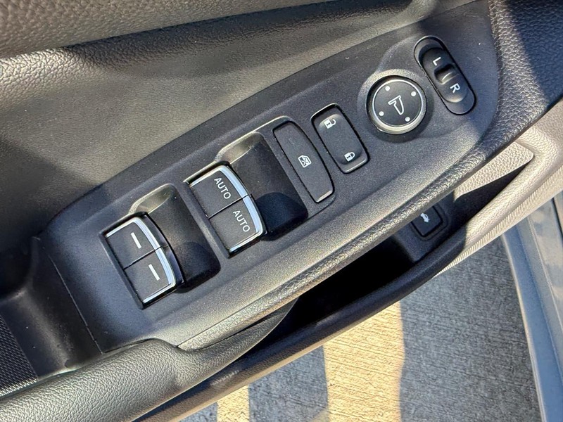 Honda Accord Sedan Vehicle Full-screen Gallery Image 14