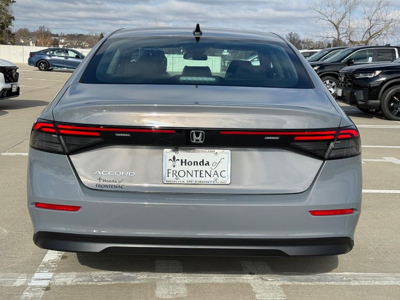 Honda Accord Sedan Vehicle Full-screen Gallery Image 05