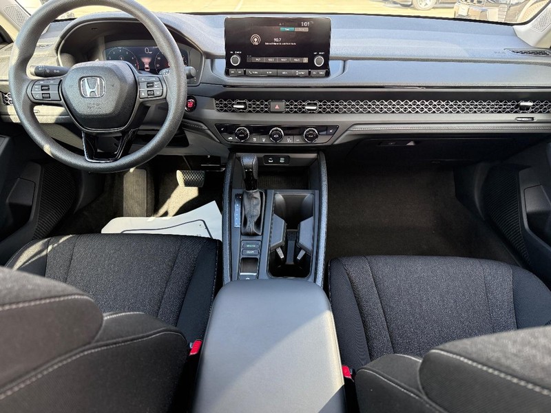 Honda Accord Sedan Vehicle Full-screen Gallery Image 11
