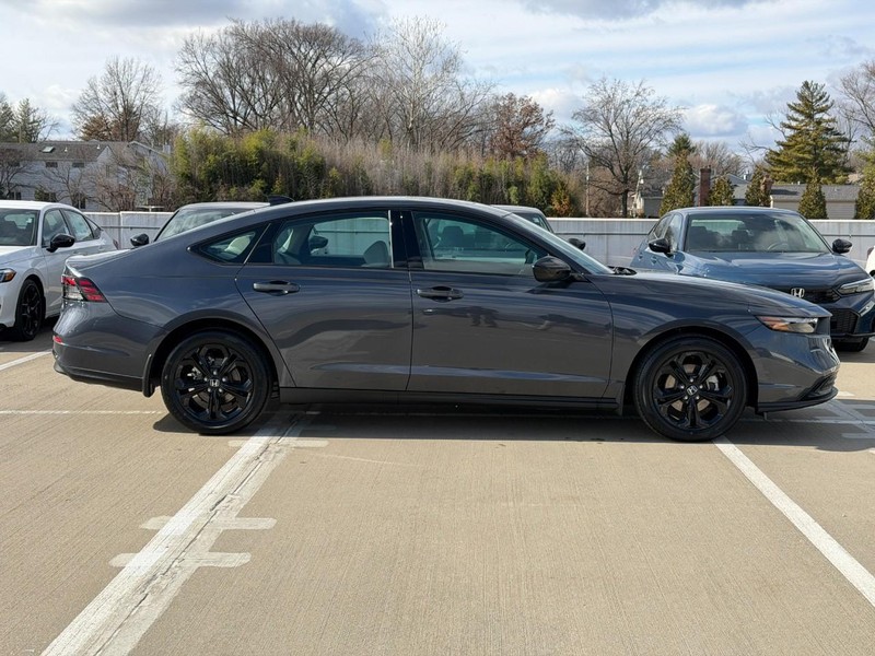 Honda Accord Sedan Vehicle Full-screen Gallery Image 02