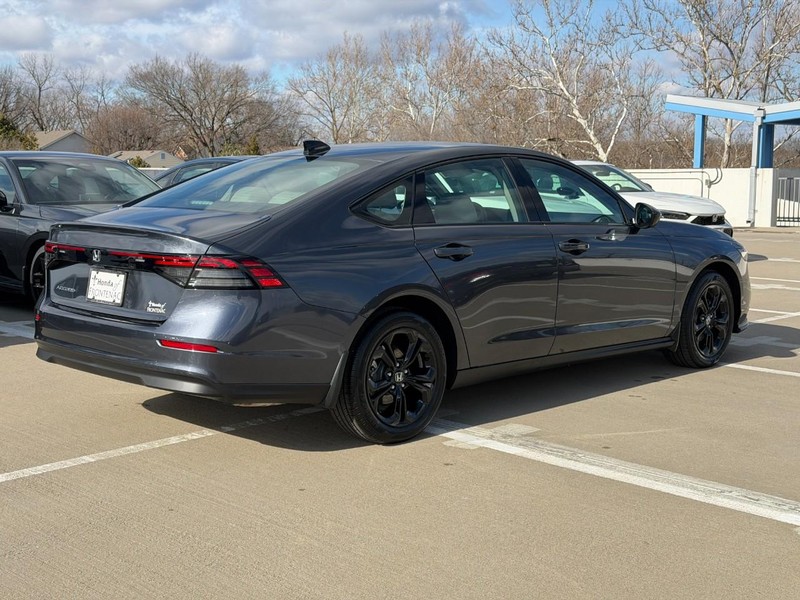 Honda Accord Sedan Vehicle Full-screen Gallery Image 03