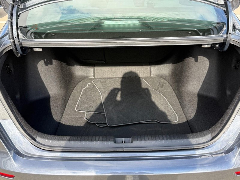 Honda Accord Sedan Vehicle Full-screen Gallery Image 05