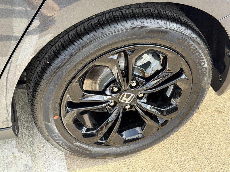 Honda Accord Sedan Vehicle Full-screen Gallery Image 07