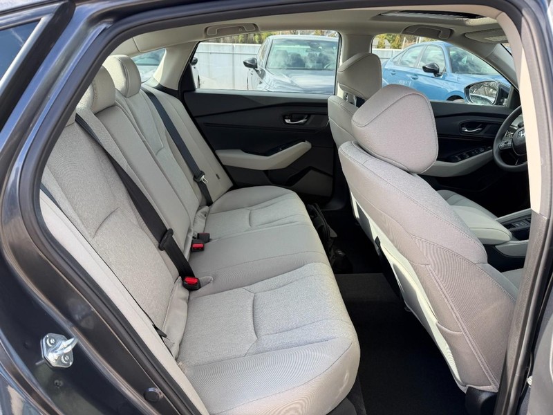 Honda Accord Sedan Vehicle Full-screen Gallery Image 10