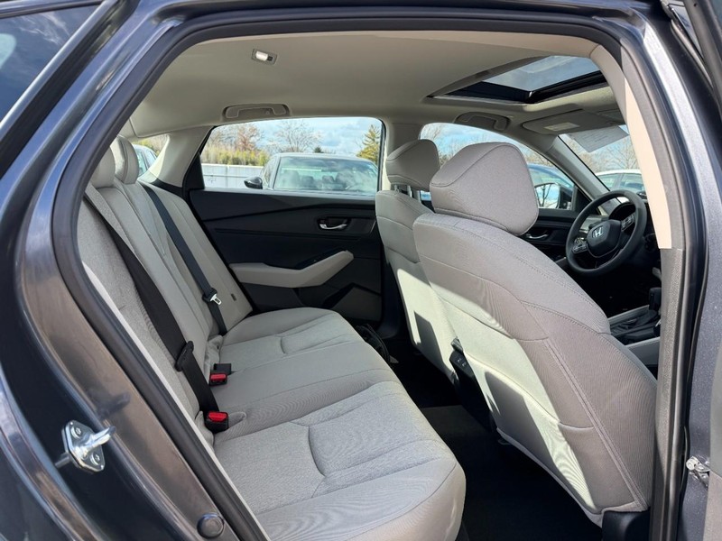 Honda Accord Sedan Vehicle Full-screen Gallery Image 11