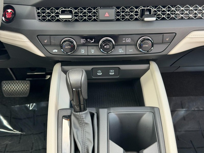 Honda Accord Sedan Vehicle Full-screen Gallery Image 14