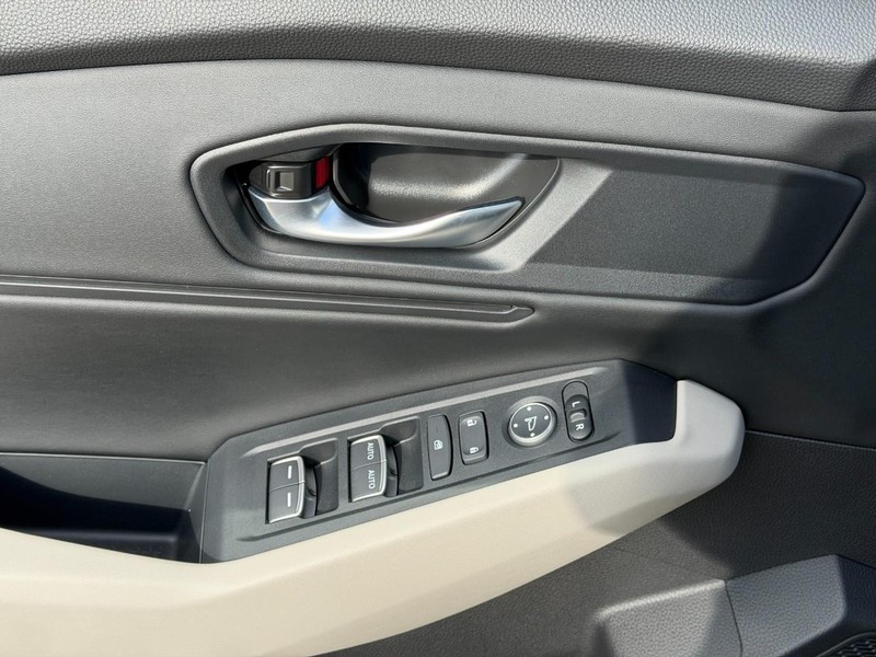 Honda Accord Sedan Vehicle Full-screen Gallery Image 16