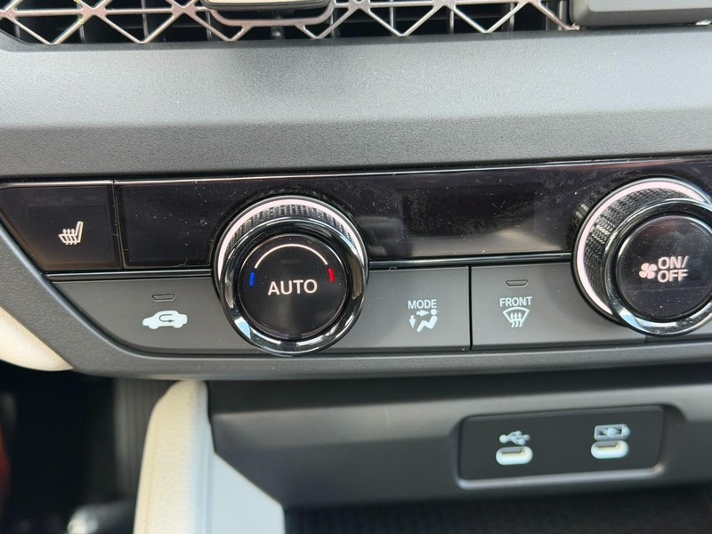 Honda Accord Sedan Vehicle Full-screen Gallery Image 23