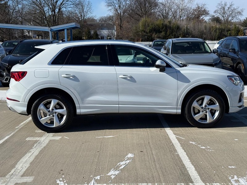 Audi Q3 Vehicle Full-screen Gallery Image 02