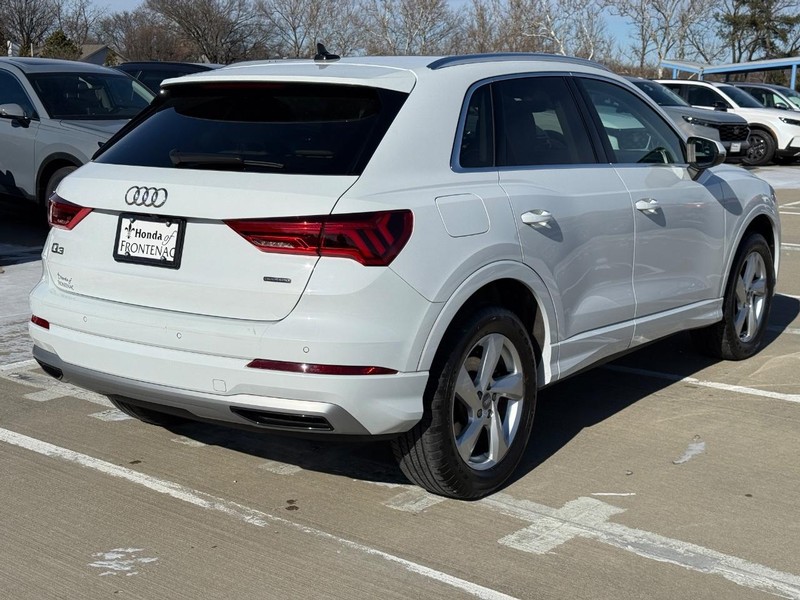 Audi Q3 Vehicle Full-screen Gallery Image 03