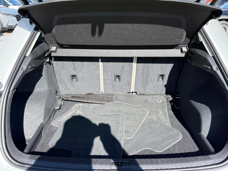 Audi Q3 Vehicle Full-screen Gallery Image 04