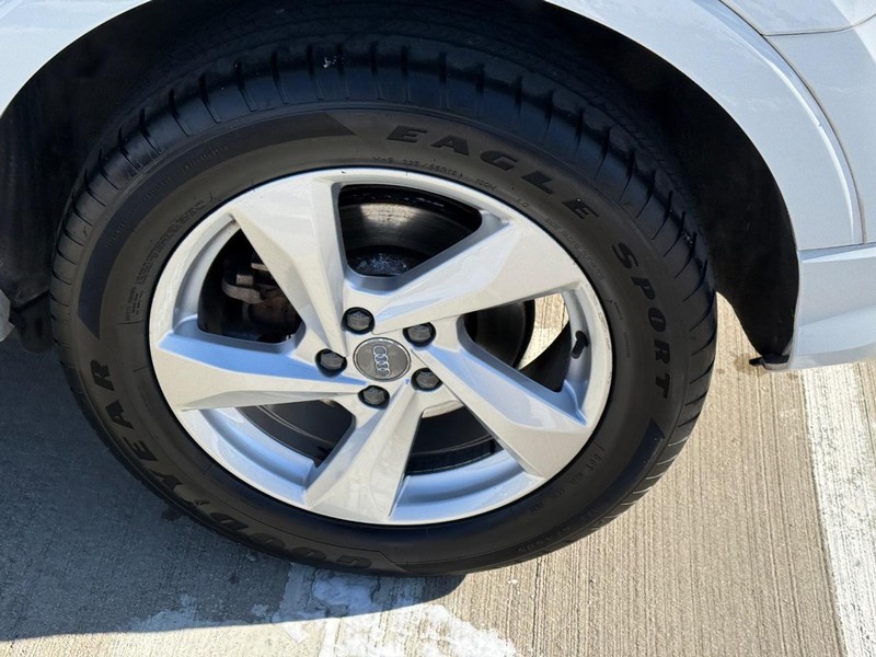 Audi Q3 Vehicle Full-screen Gallery Image 07