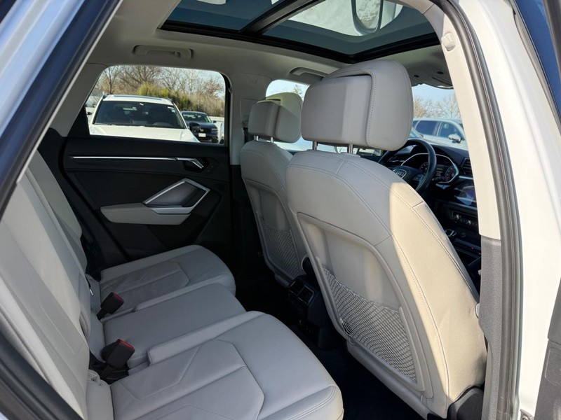 Audi Q3 Vehicle Full-screen Gallery Image 10