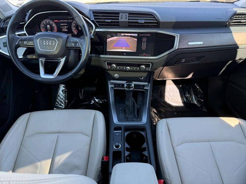 Audi Q3 Vehicle Full-screen Gallery Image 11