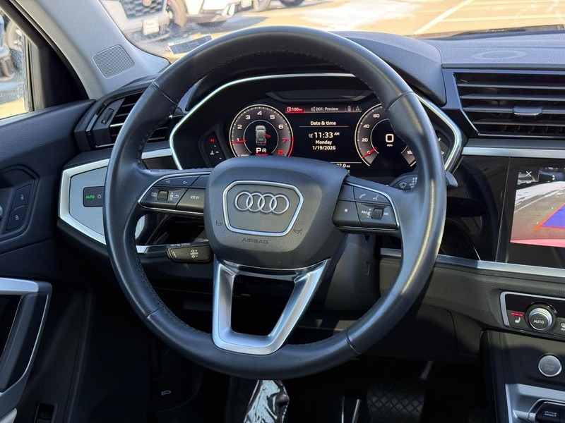 Audi Q3 Vehicle Full-screen Gallery Image 12