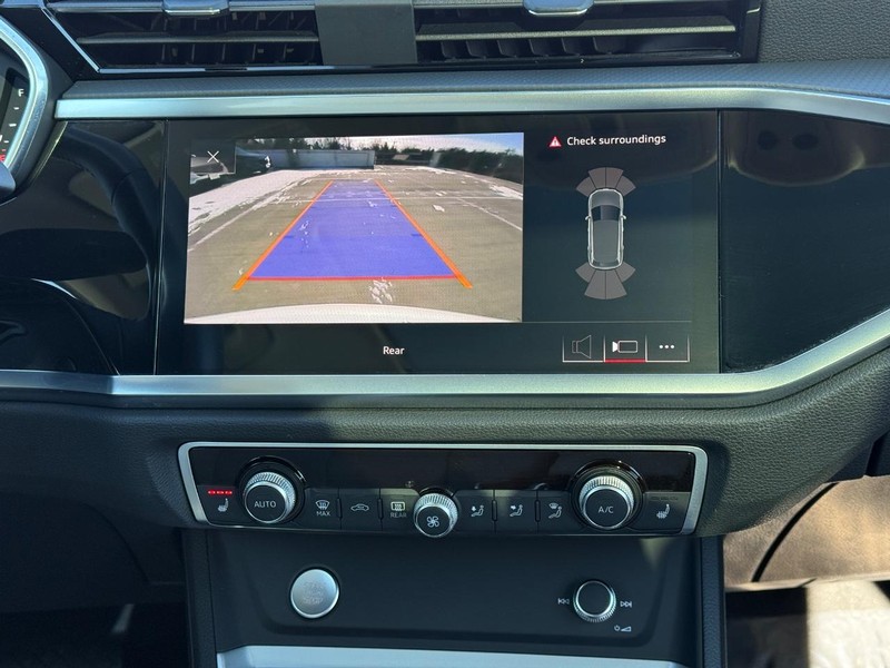 Audi Q3 Vehicle Full-screen Gallery Image 13