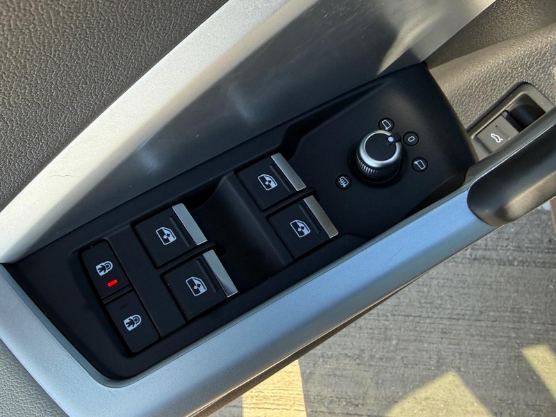 Audi Q3 Vehicle Full-screen Gallery Image 14