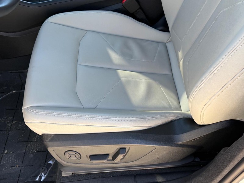 Audi Q3 Vehicle Full-screen Gallery Image 15