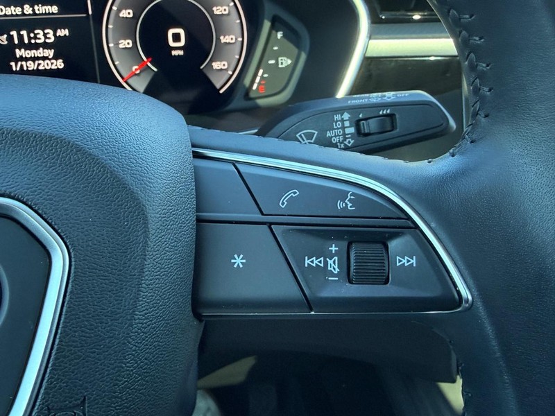 Audi Q3 Vehicle Full-screen Gallery Image 17