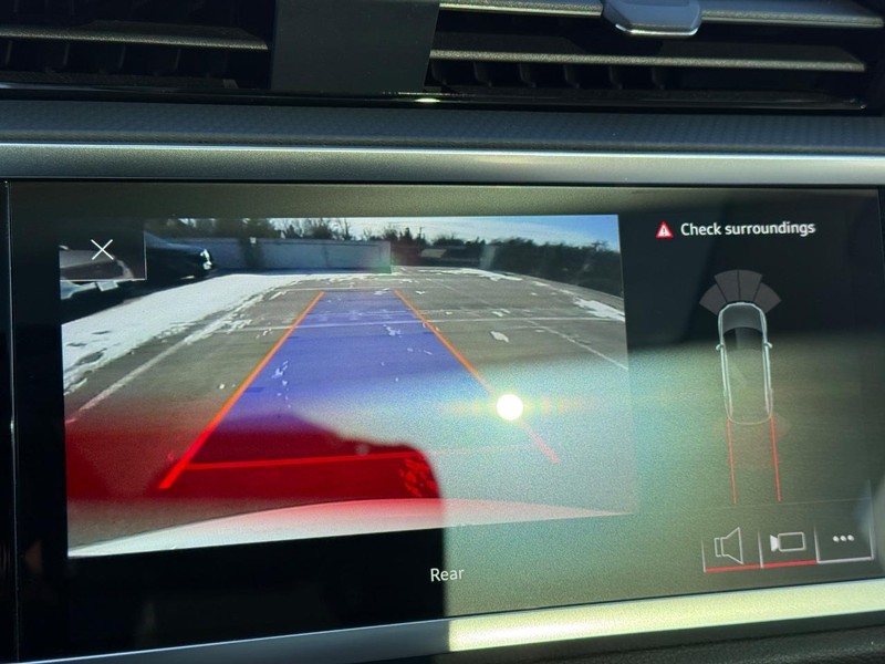 Audi Q3 Vehicle Full-screen Gallery Image 20