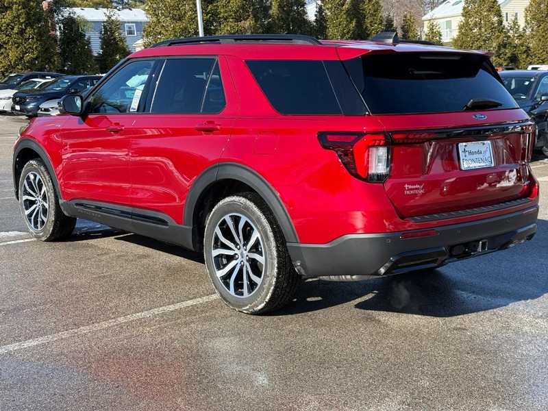 Ford Explorer Vehicle Full-screen Gallery Image 06