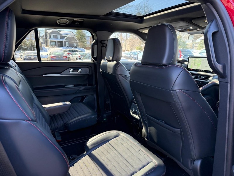 Ford Explorer Vehicle Full-screen Gallery Image 10