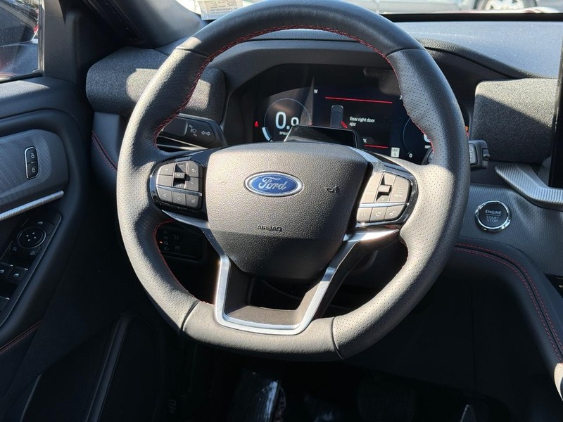 Ford Explorer Vehicle Full-screen Gallery Image 12