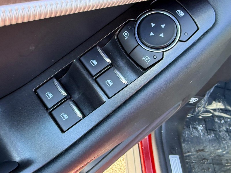 Ford Explorer Vehicle Full-screen Gallery Image 14